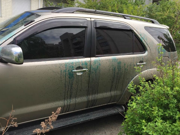 Голові столичної райадміністрації облили авто зеленкою