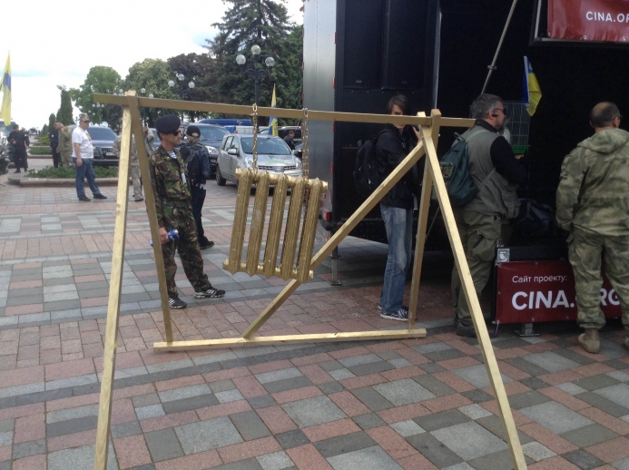 У Києві мітингувальники “повісили” золоту батарею