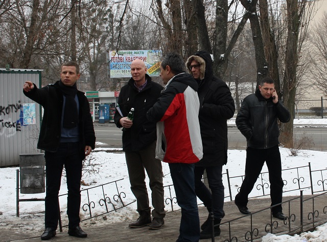 Руслан Гаджимурадов розповідає про резервуари для води шведській делегації