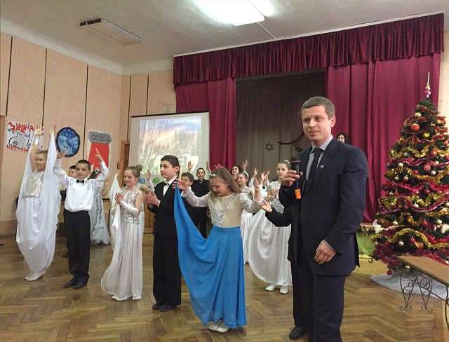Руслан Гаджимурадов вітає школярів